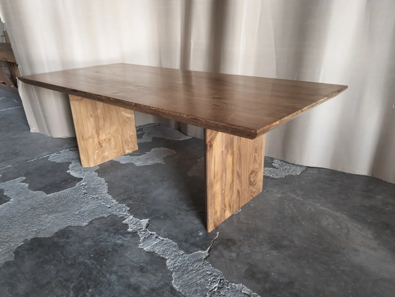 Table de repas en teck, piètement en panneau