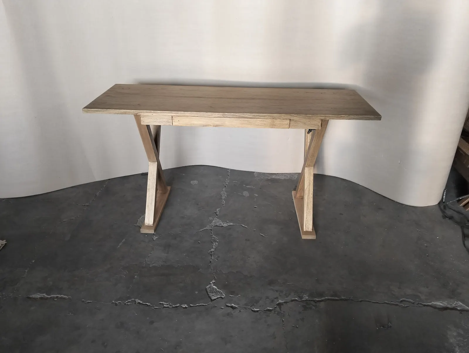 Table console en teck, piètement en X