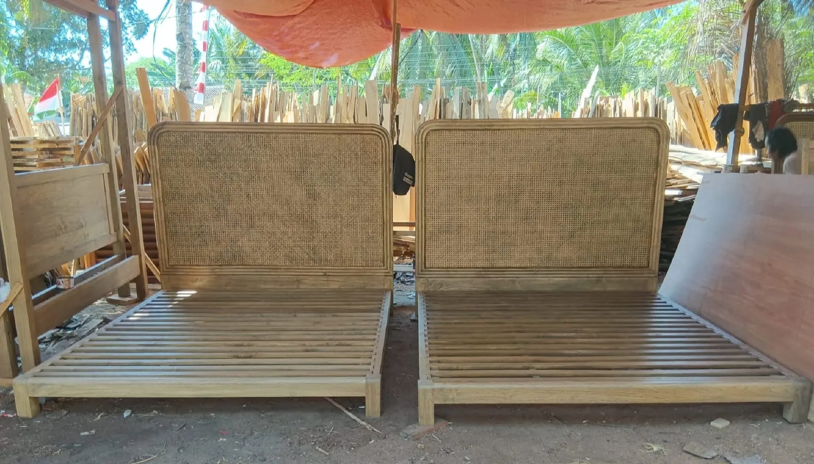 Deux têtes de lit en cannage rotin, fabrication en série