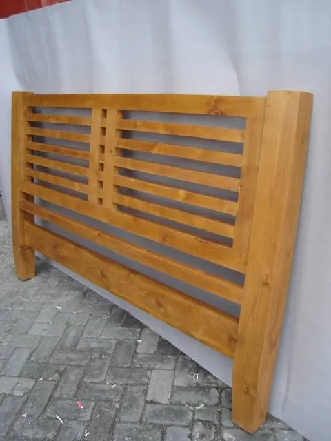 Tête de lit à lames en teck, vue de trois quarts, 180 cm