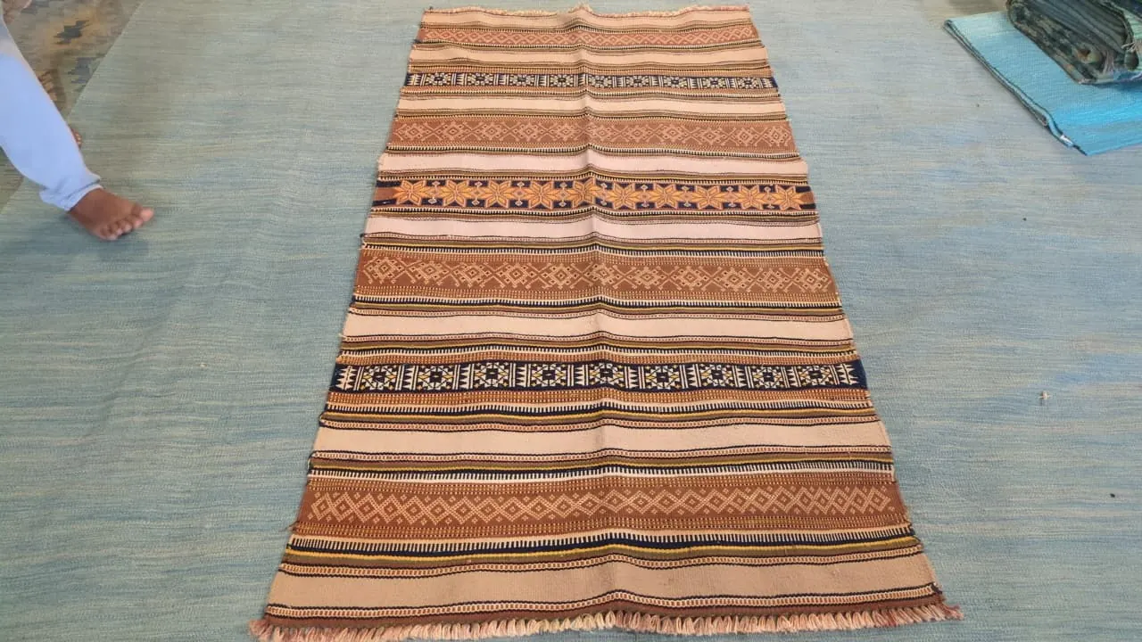 Kilim à bandes brodées, tons terre