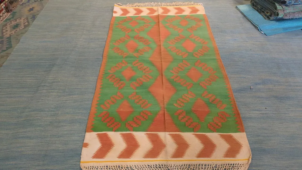 Kilim à motifs ikat, orange et vert