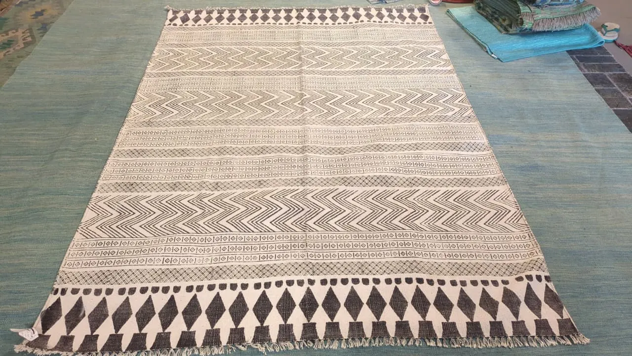 Tapis tissé graphique, noir et écru