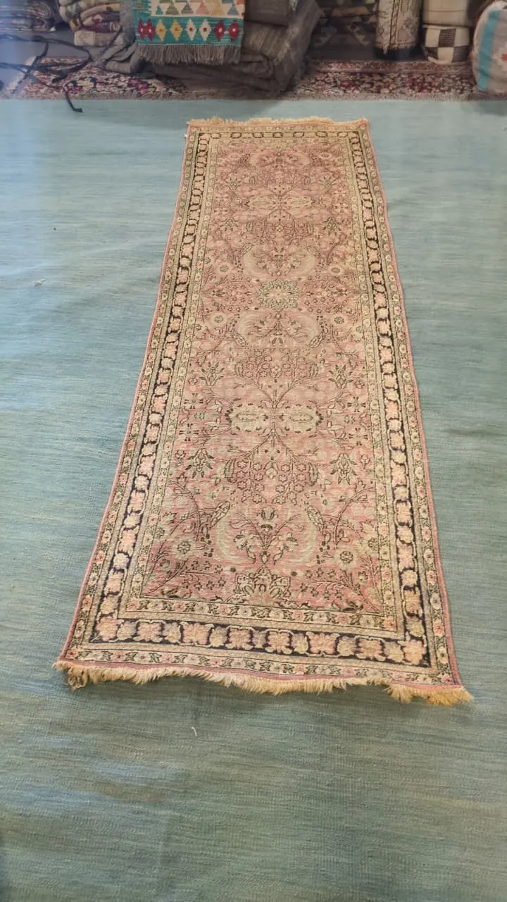 Kilim couloir ancien, motifs floraux