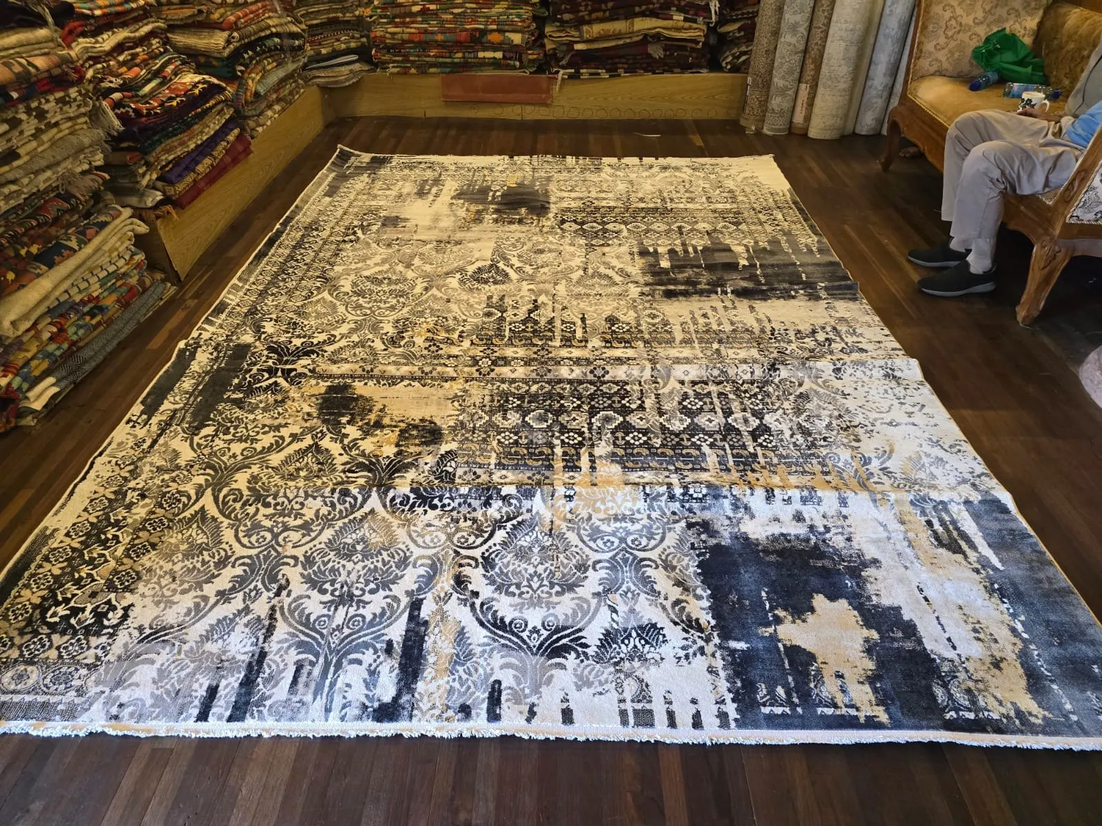 Tapis effet vieilli, motifs ocre et bleu nuit