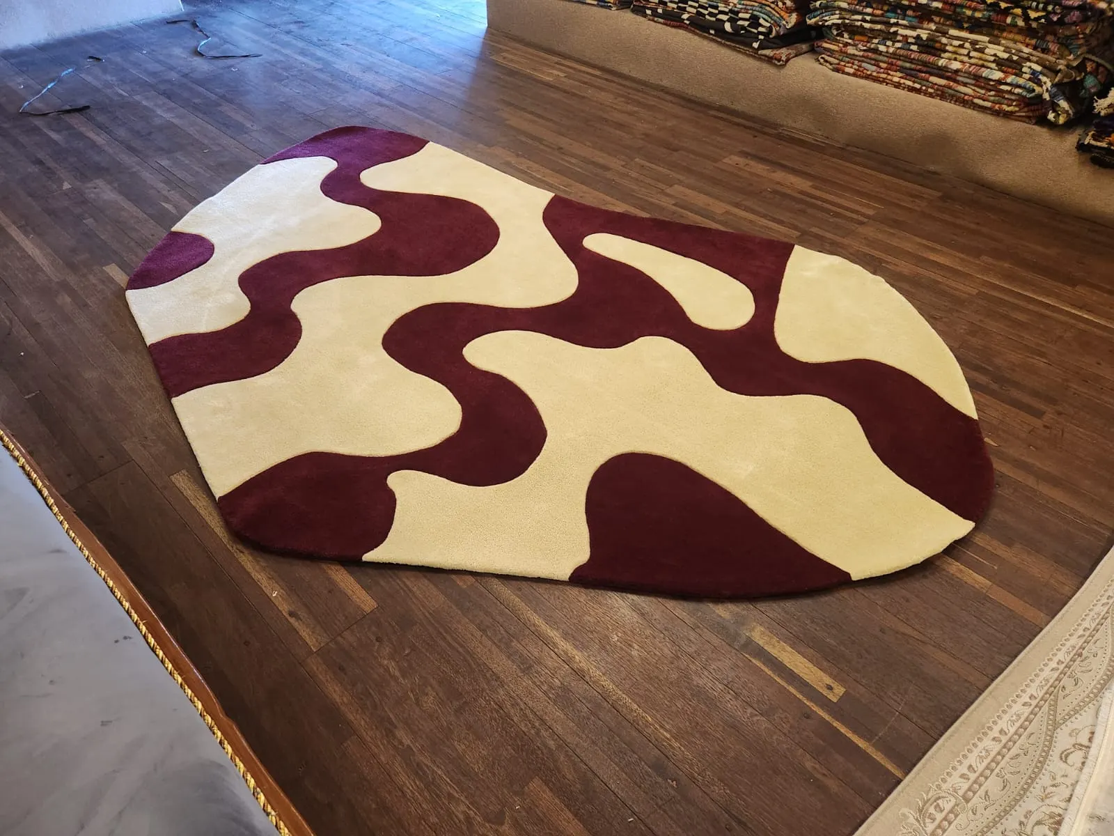 Tapis de forme organique, motif bordeaux sur écru