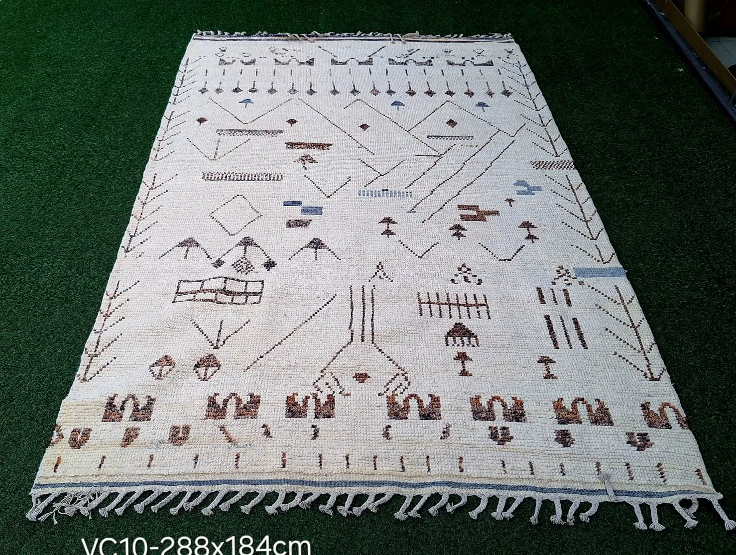 Tapis berbère à motifs bruns sur fond écru