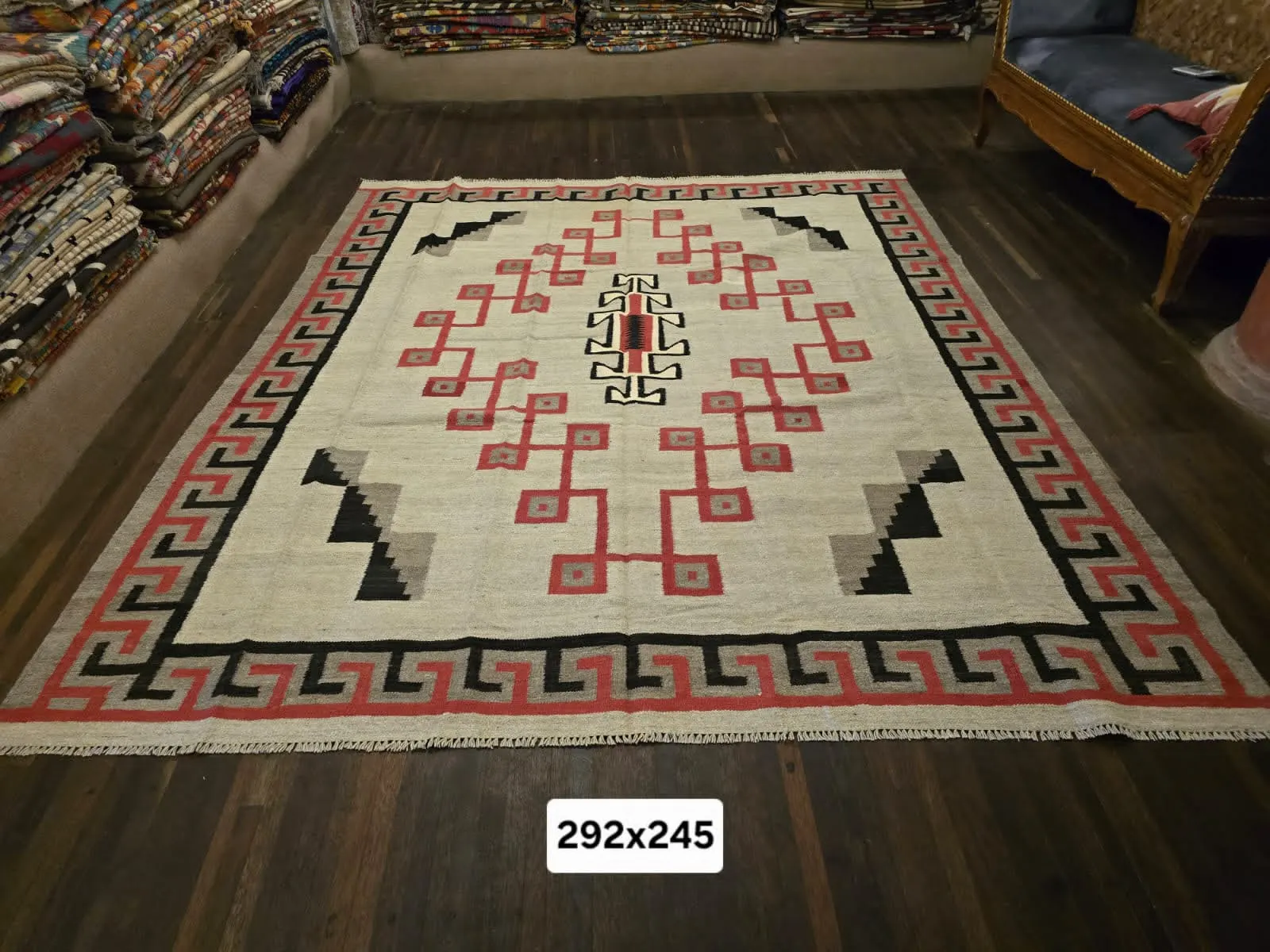 Tapis à médaillon rouge sur fond écru, 292 × 245 cm