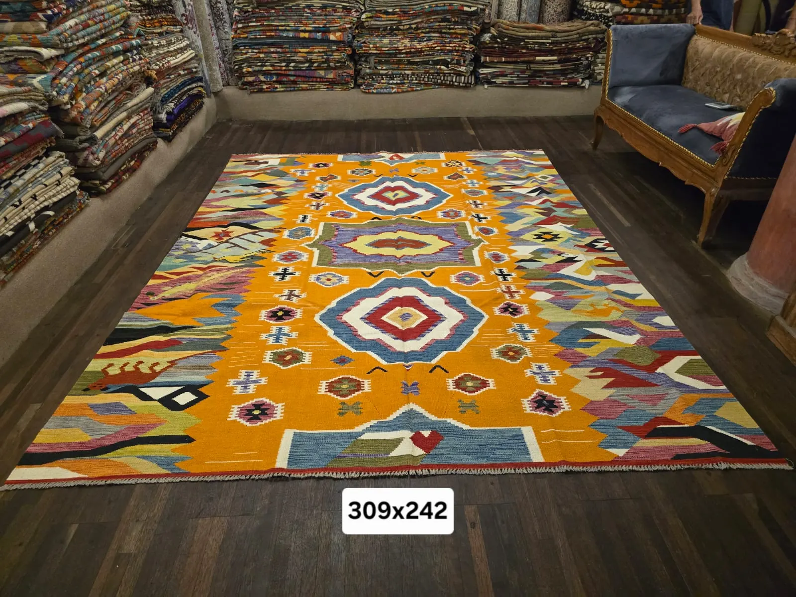 Tapis tissé à motifs jaune safran, 309 × 242 cm