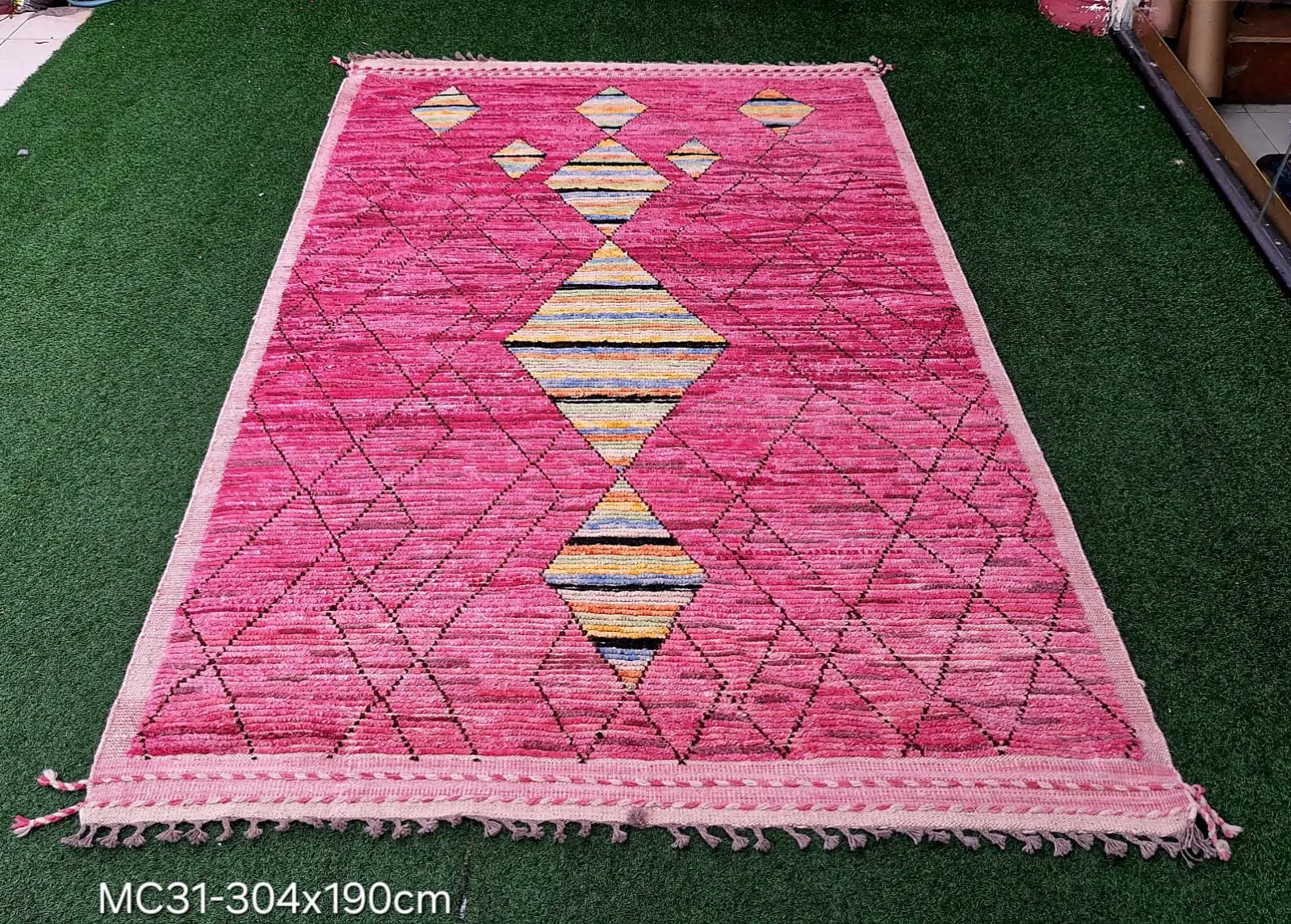Tapis berbère rose, losanges dorés