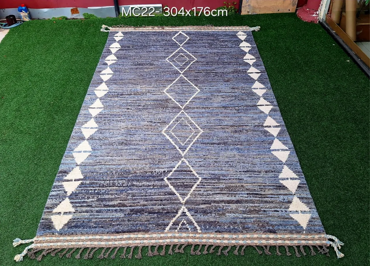 Tapis bleu à frise de losanges blancs