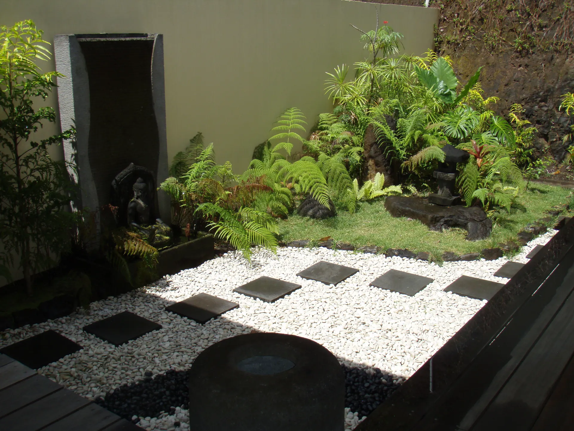 Le jardin zen : damier de galets, fontaine en pierre, Bouddha