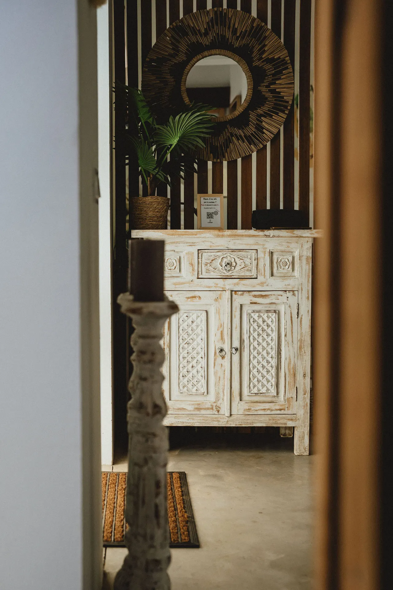 Buffet balinais sculpté, patine whitewash