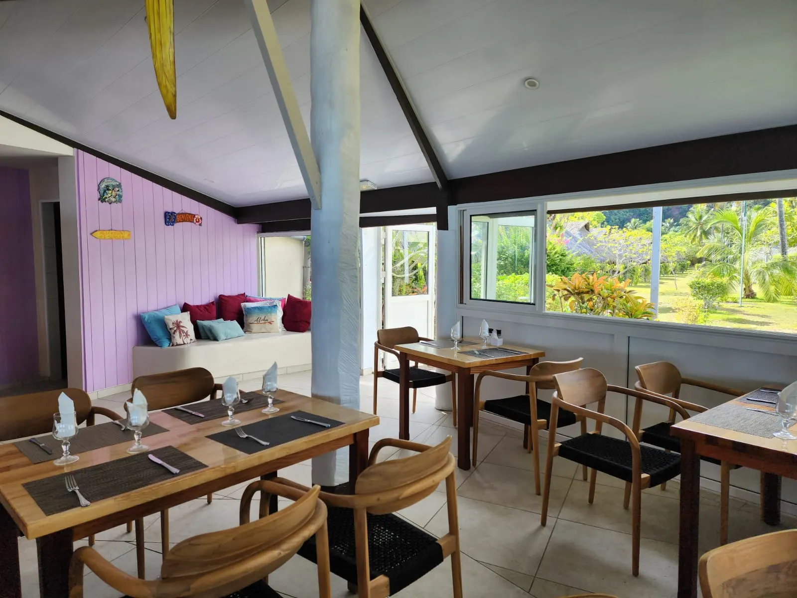 Le restaurant : tables en bois massif, fauteuils courbes bois et corde